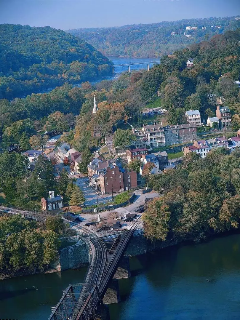 Harpers Ferry WV image by David Mark from Pixabay